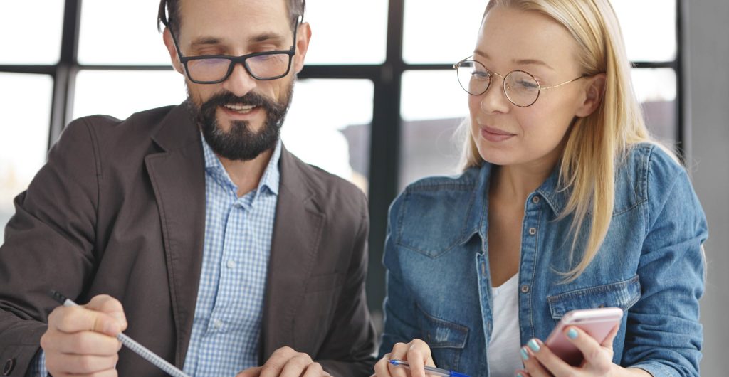 blonde-woman-having-conversation-with-work-colleague-min